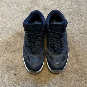 Jordan 11 low ie navy size 9